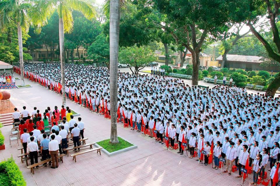 Nhìn tổng thể, bức ảnh này mang chủ đề lễ chào cờ / khai giảng / sinh hoạt tập thể ở trường học.